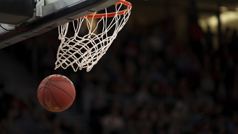NBA比赛中球员扣篮精彩瞬间